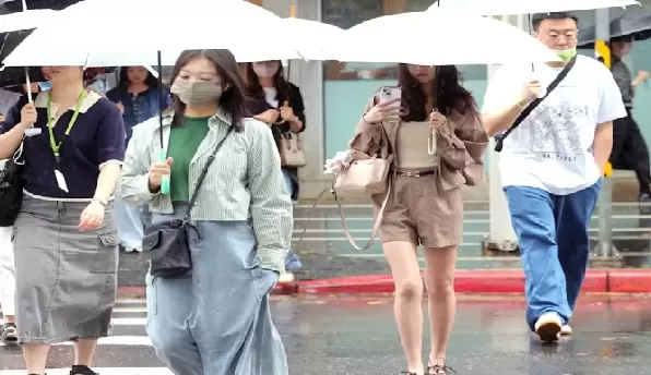 深秋流感竄起！醫警告這波病毒「特別兇」 高燒喉嚨痛別當小感冒